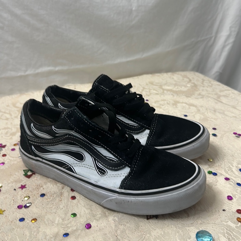 Men’s flame, black vans in good condition size 6